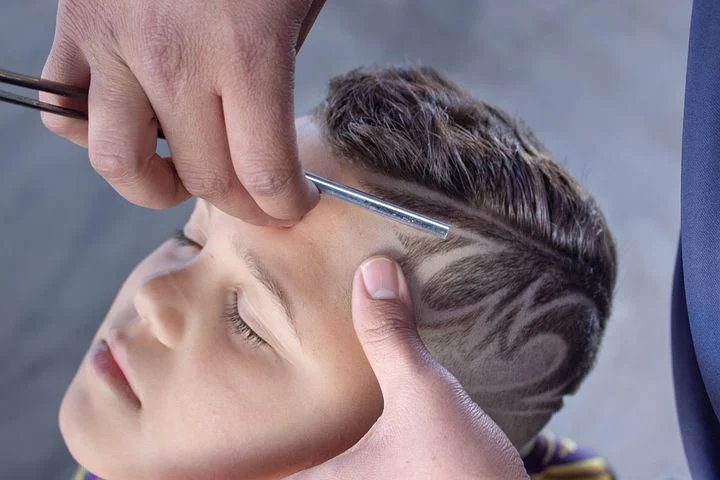 Jak podcinać włosy dzieciom w domu (i kiedy odejść od nożyczek)